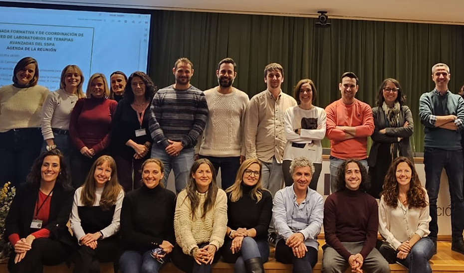 Foto de familia de los profesionales que trabajan en los laboratorios GMP de Andalucía, en su última reunión de coordinación.